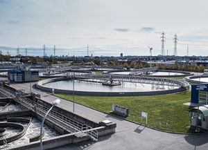 Siemens wird die Stadt Wien bei der energetischen Optimierung ihrer Hauptkläranlage unterstützen. Hierfür liefert Siemens die Leit-, Mess-, Analyse- und Schaltanlagenleittechnik sowie Niederspannungs- und Mittelspannungsschaltanlagen. Siemens will support the city of Vienna in optimizing its main sewage plant in terms of energy. For this purpose, Siemens is supplying the control, measuring, analytical and power distribution systems, as well as the low-voltage and medium-voltage switchgear.